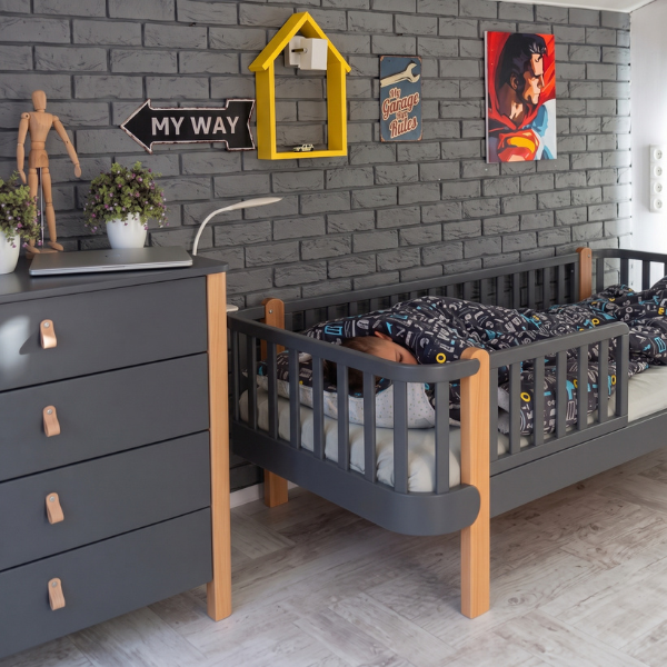Dětská postel Zukko Gekko 160x80. Tmavě šedá / Přírodní buk